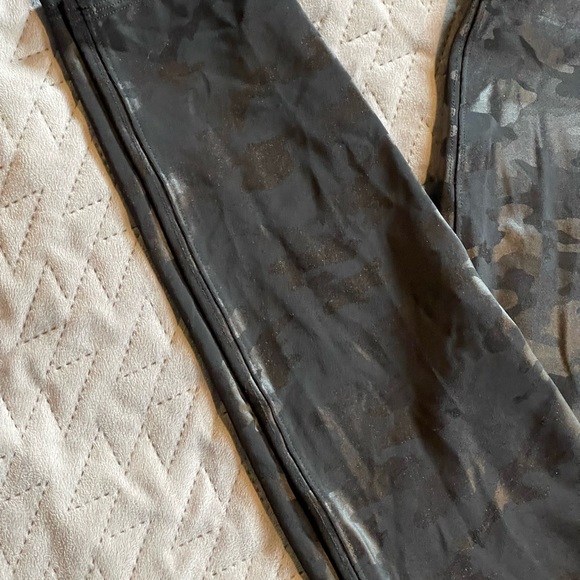 Spanx camo leggings women’s size large black pre-owned condition - Picture 5 of 10